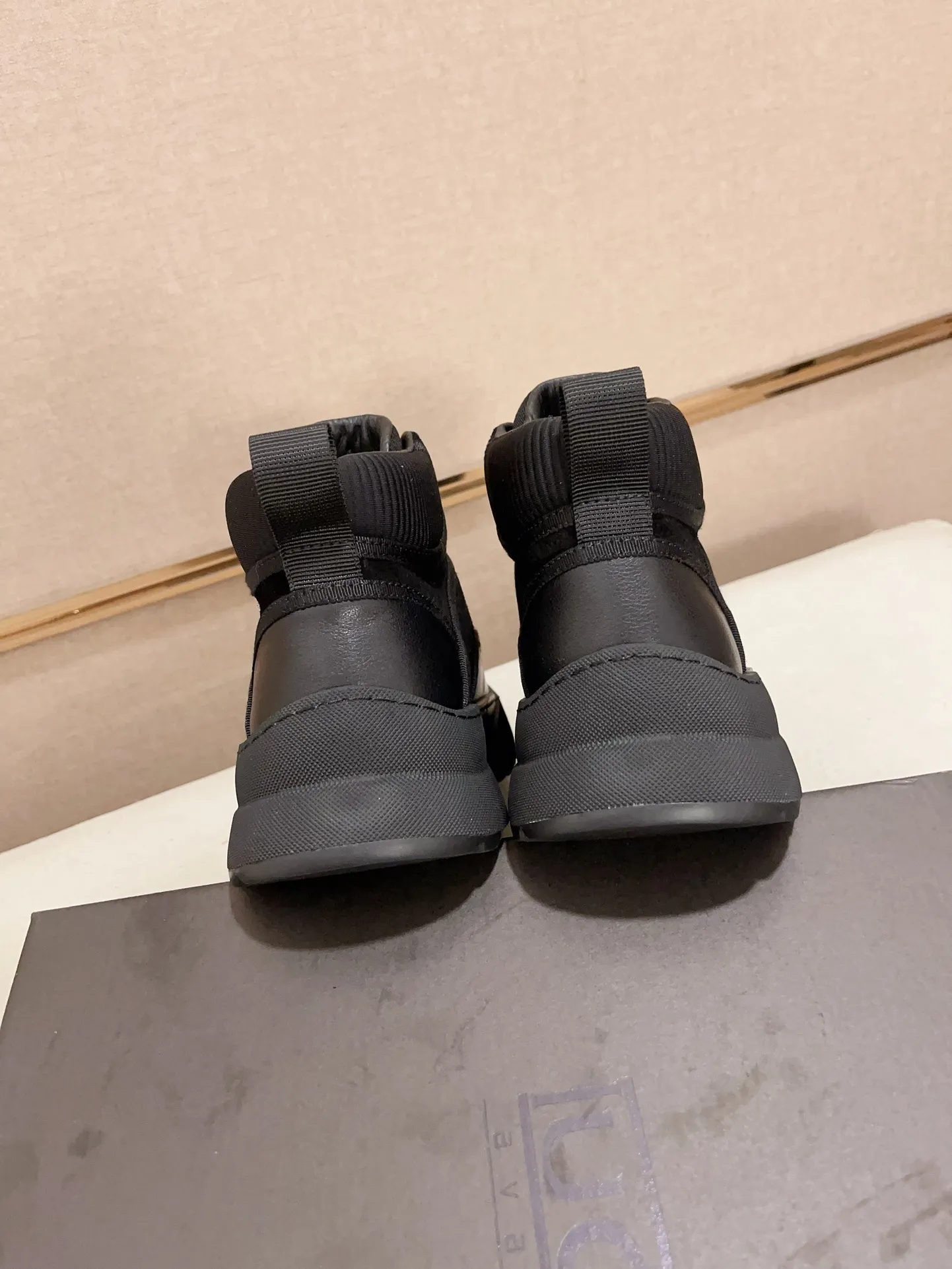 Factory Price: 380 Men's Men's Shoes💰North American Men's Shoes Ugg ☃️In the special sale of new high-quality men's shoes and snow boots in autumn and winter, the nemesis of extreme cold weather! Made of cowhide leather, merino wool lining, and original outsole, whether driving, outdoor or daily wear, there is always one that suits you! Code number 39-44